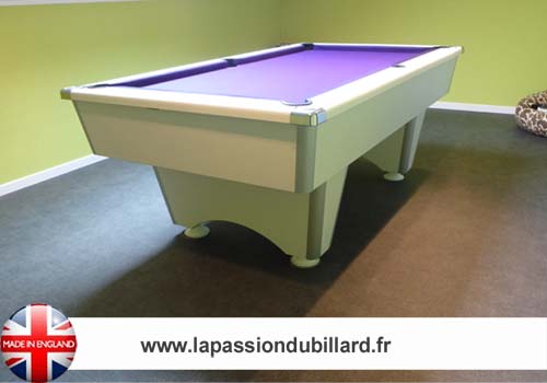 Photo et descriptif: Billard Domestic pool blanc tapis violet.